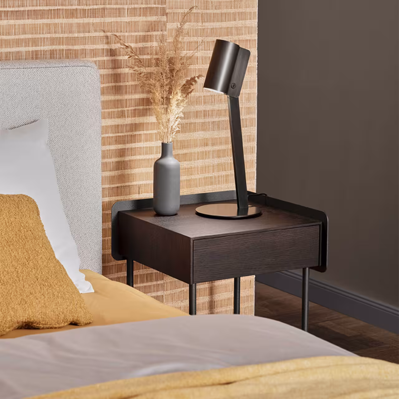 Beistelltisch Bela Holz auf goldfarbenen Beinen als Nachttisch in Schlafzimmer