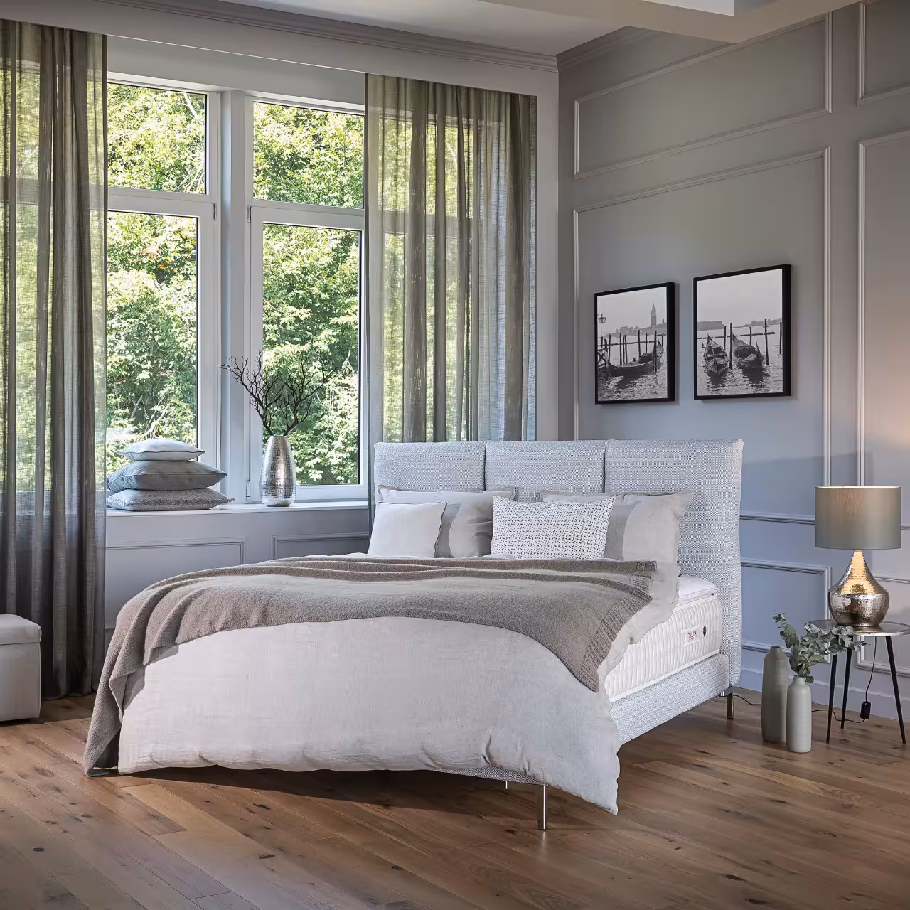 Beiges Bett in Zimmer mit Holzboden