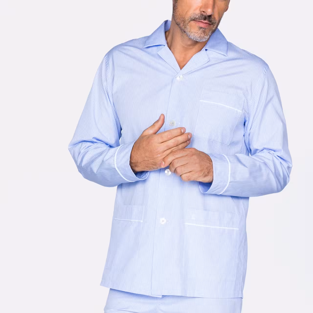 Pyjama Carlo P hellblau weiß gestreift am Modell Detail