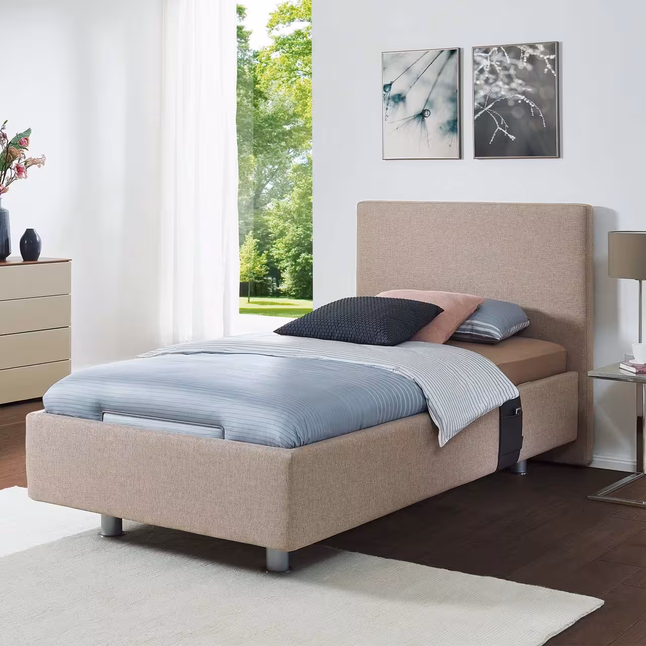 Bett Nevara mit Stoff beige bezogen heruntergefahren