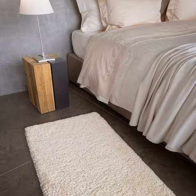 Badteppich Shag beige in Schlafzimmer