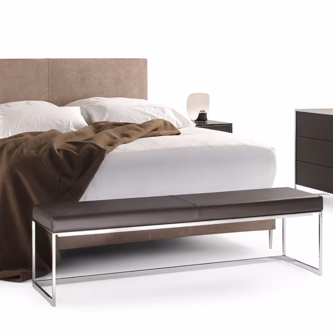 Bettbank mit Chromkufen und dunkler Sitzfläche in Schlafzimmer vor Bett