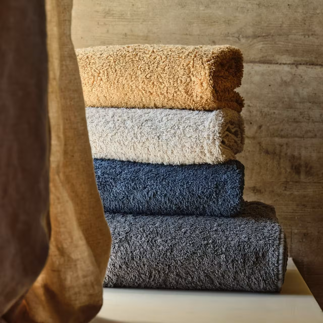 Stapel aus Handtüchern in Beige und Blau