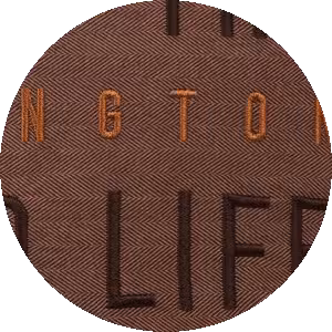 Farbmuster Kissenbezug Good Life braun mit Schrift