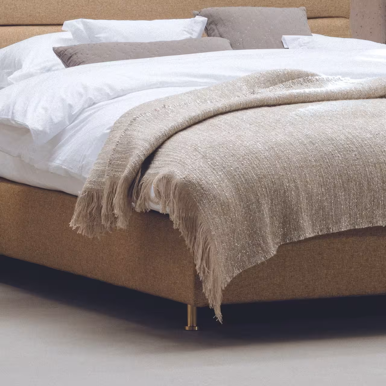 Bett Purebeds beige in Schlafzimmer Detail