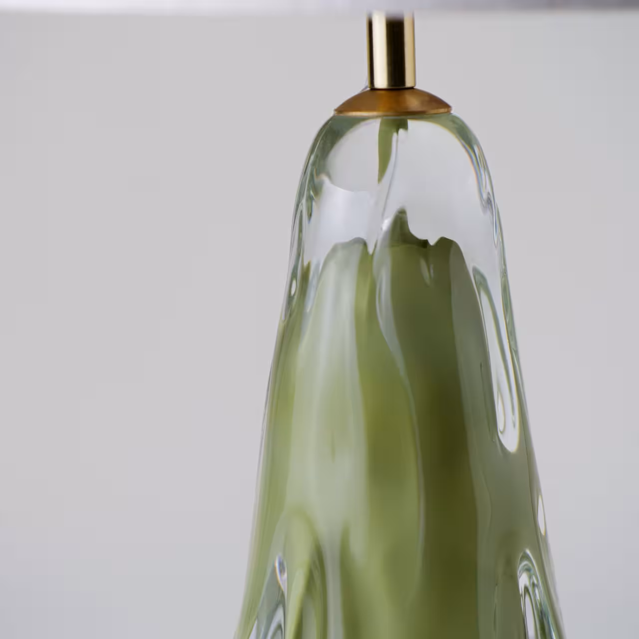 Tischleuchte Avocado mit grünem Glasfuß Detail