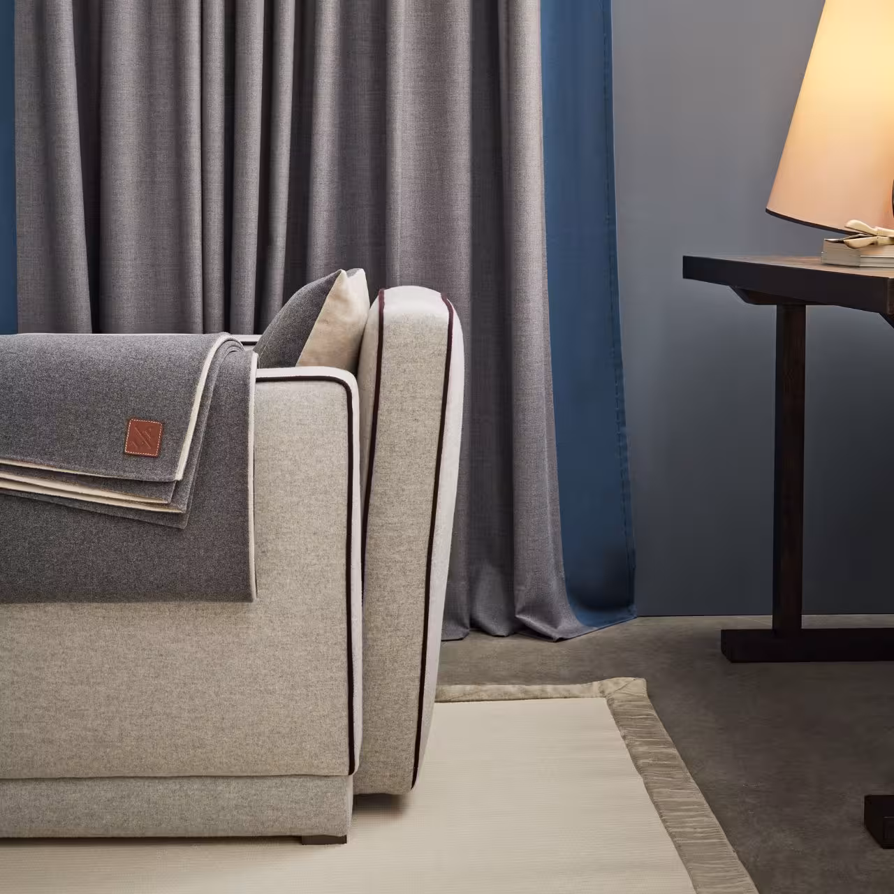 Ausschnitt eines Sofas mit Decken in Wohnzimmer
