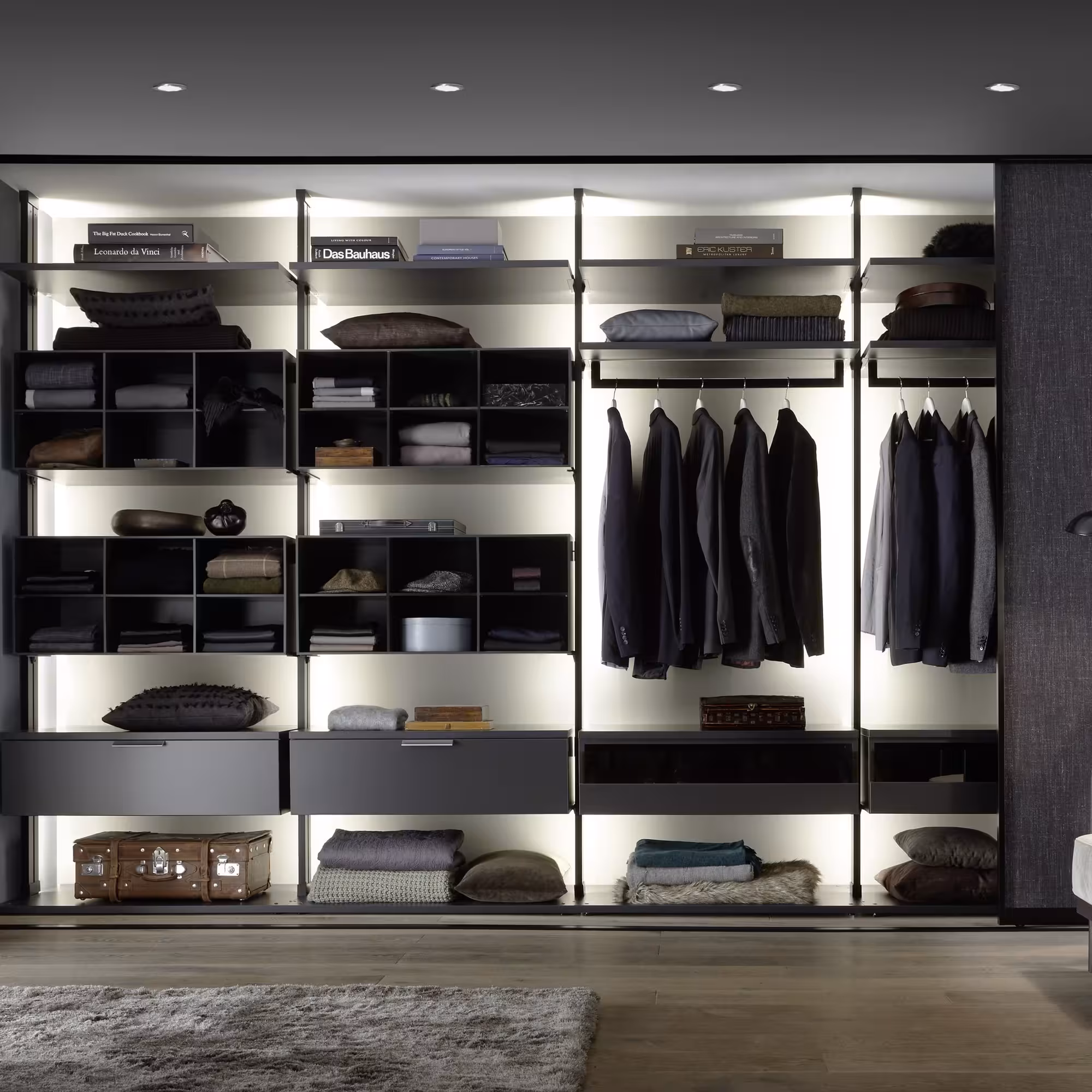 Regalsystem Centric grau indirekt beleuchtet Ankleidezimmer Ambiente