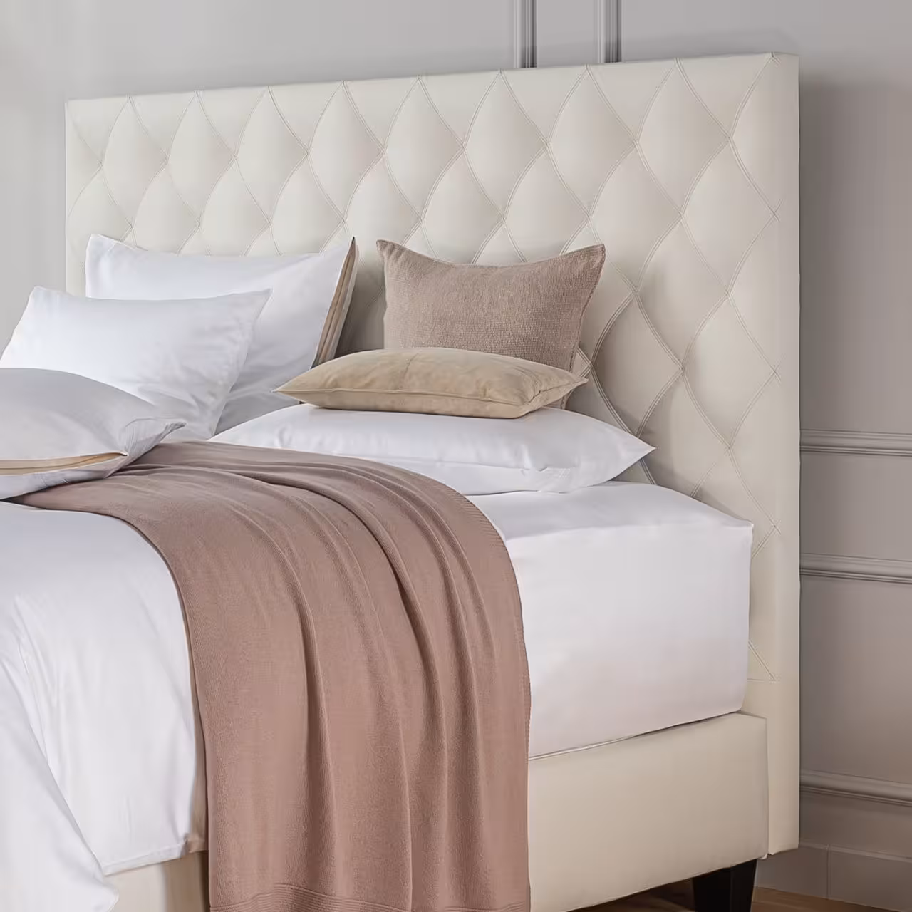 Weißes Bett mit Diamantsteppung