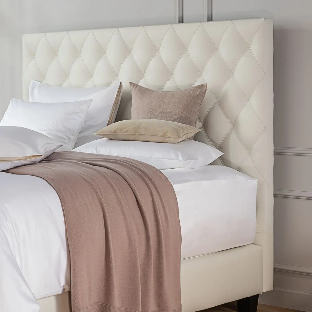 Weißes Bett mit Diamantsteppung