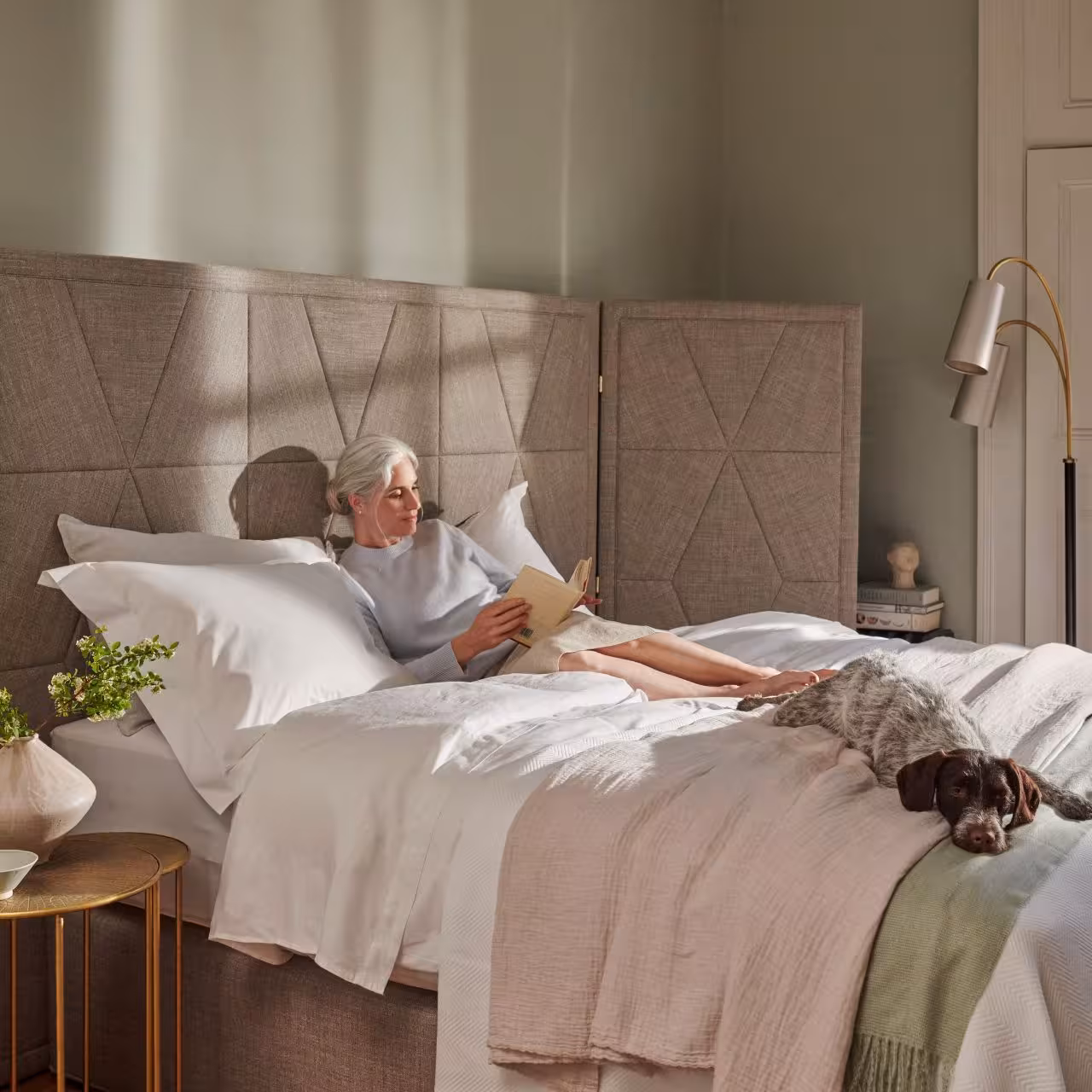 Bett Berkeley in Schlafzimmer mit Frau und Hund