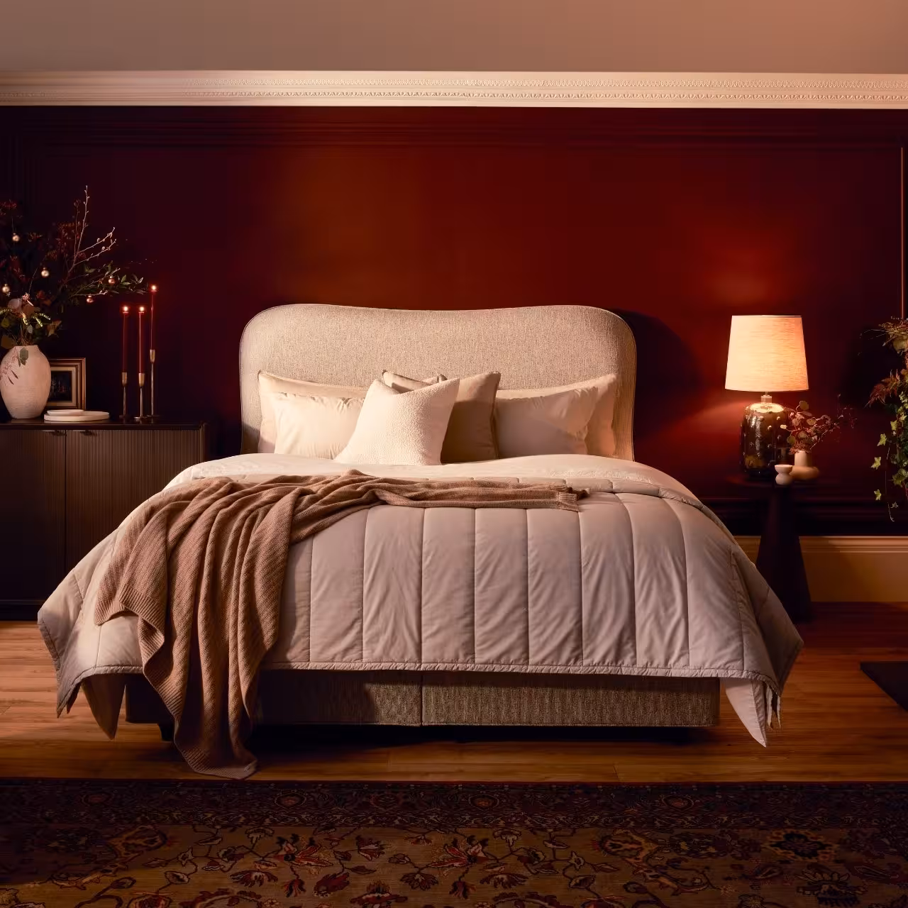 Bett, gepolstertes Kopfteil, Tagesdecke, beige Bettwäsche, gerippte Decke, 