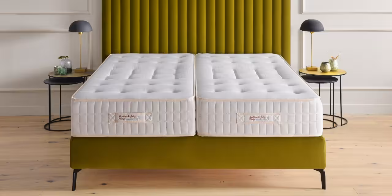 Grünes Bett ohne Bettdecken