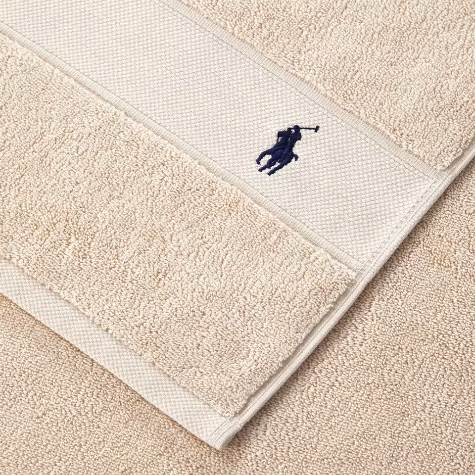 Polo Player Frottier beige Detail Logo Stickerei