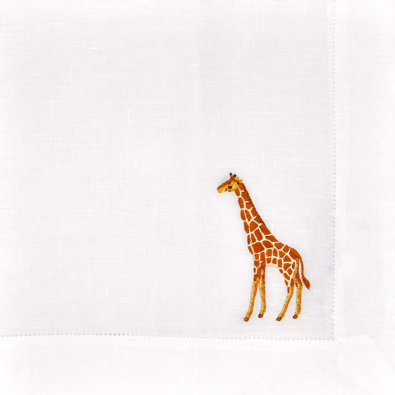 Tischwäsche-Serie Afrika Stickerei auf weiß Giraffe Detail