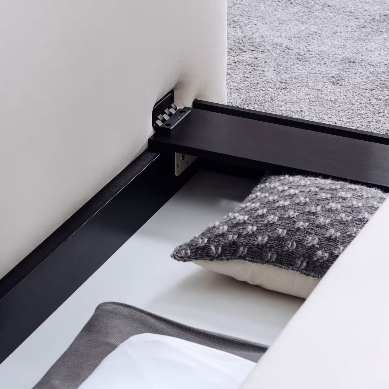 Sofa Ell grau in Wohnzimmer Detail Bettkasten