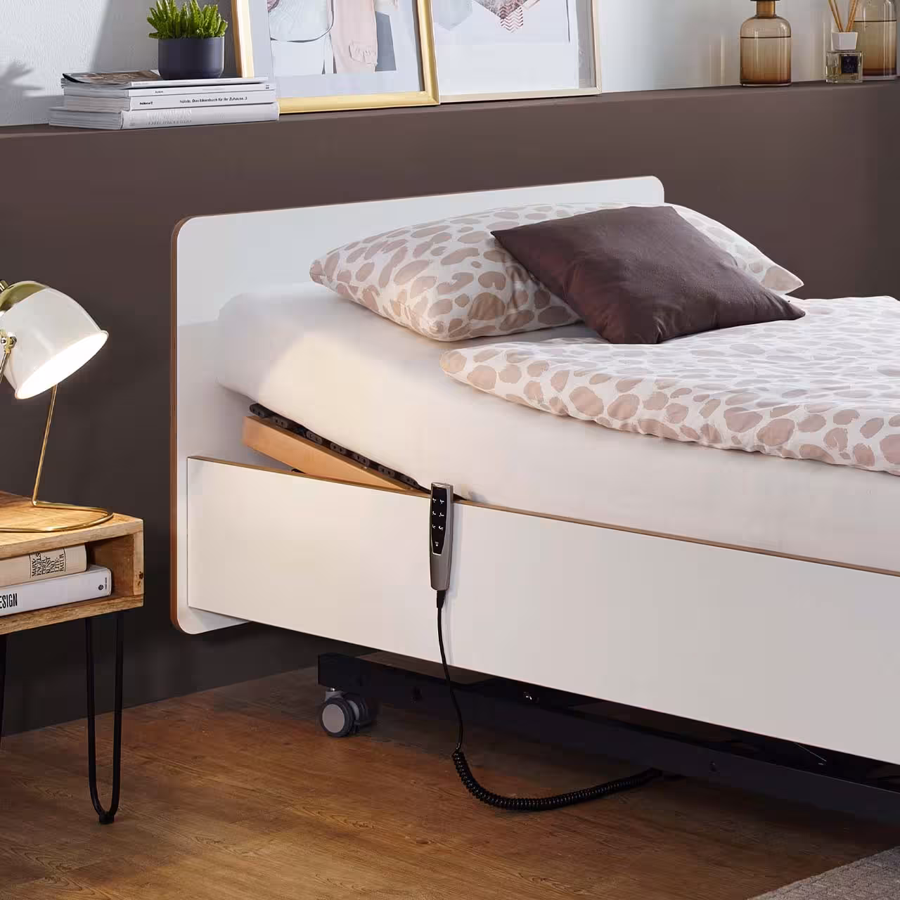 Komfortbett Sanalift weiß in Schlafzimmer 