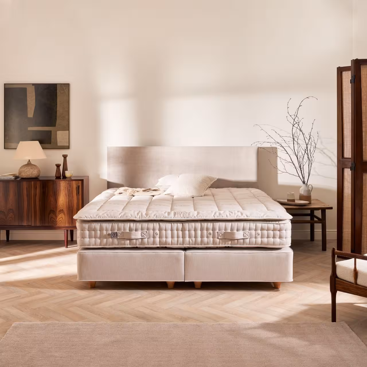 Polsterbett Monochrome beige in Schlafzimmer