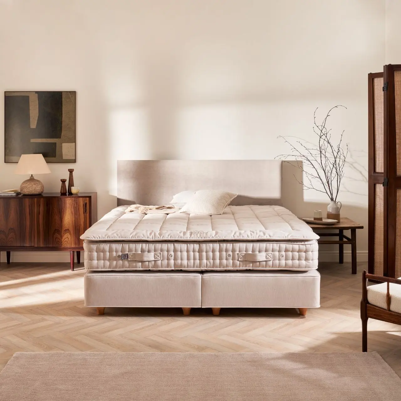 Polsterbett Monochrome beige in Schlafzimmer