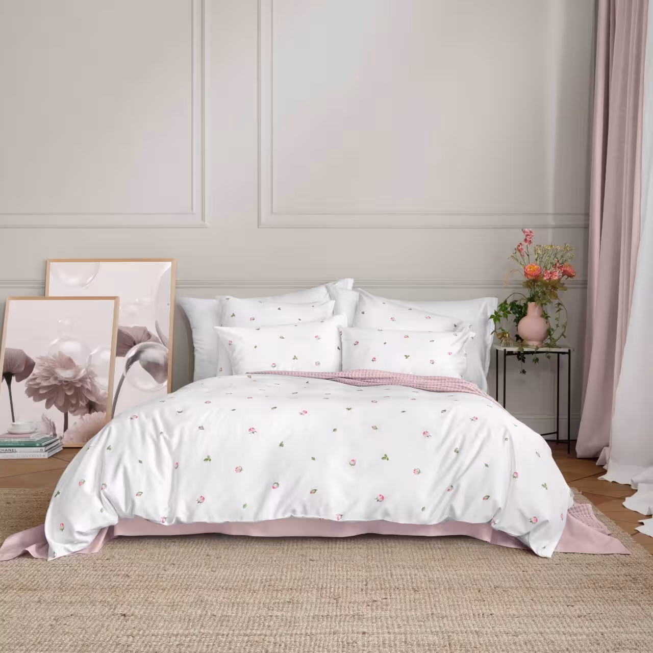 Rosa gemusterte Bettwäsche auf Bett