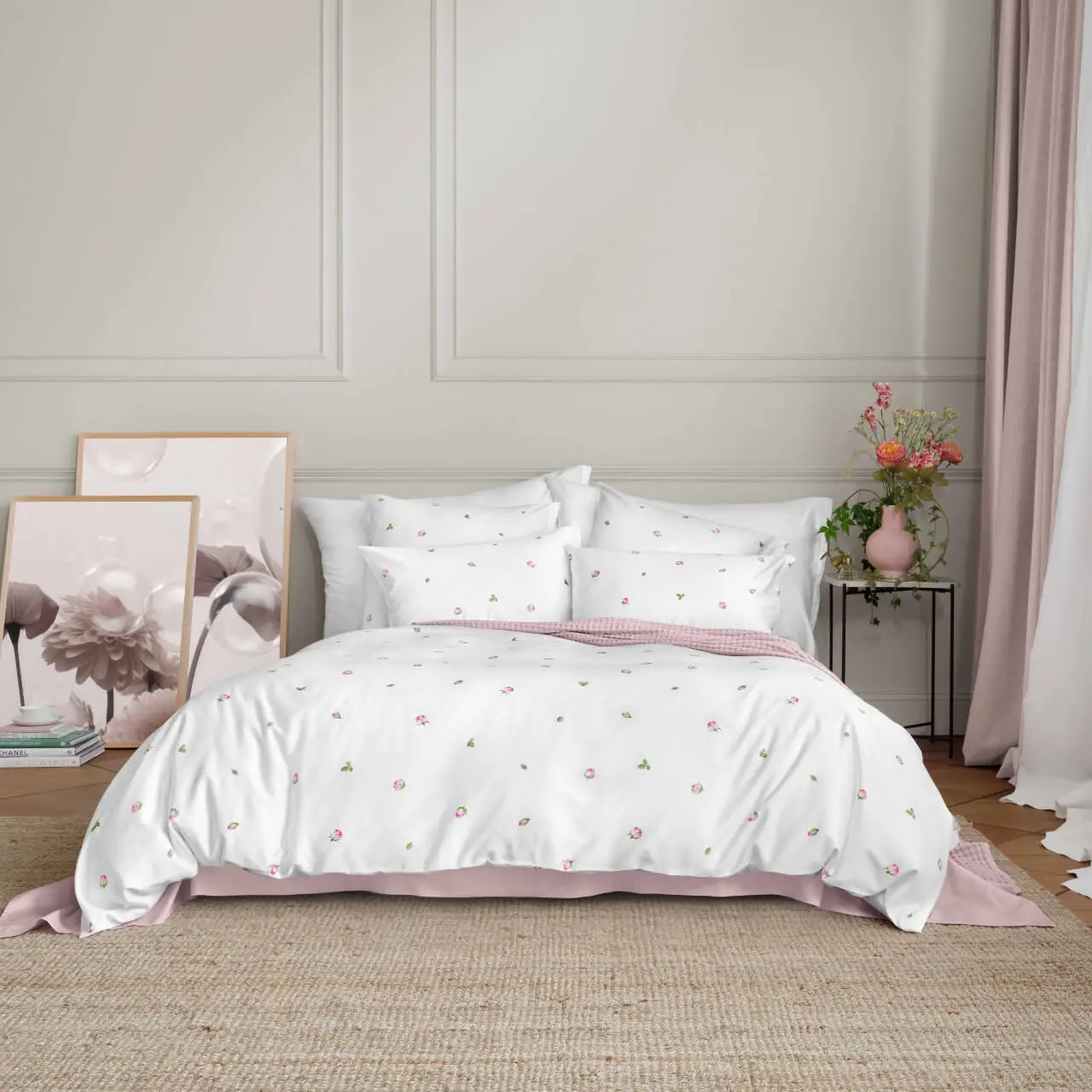 Rosa gemusterte Bettwäsche auf Bett