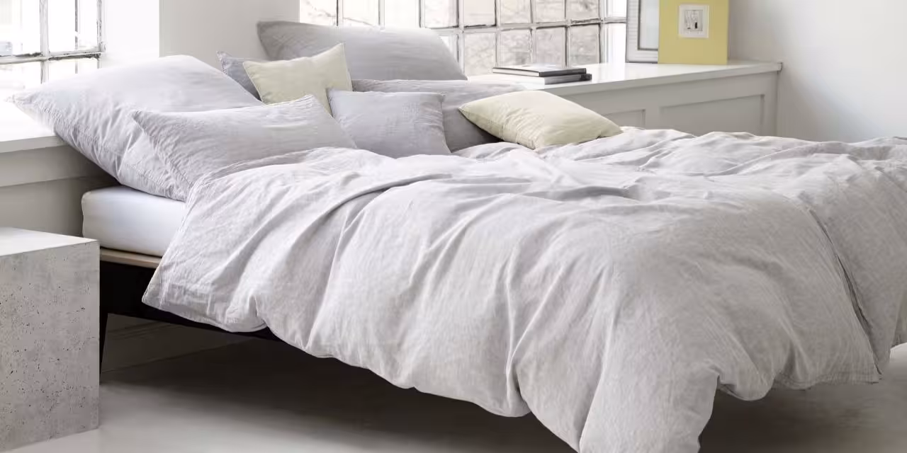 Großes Bett in Loftwohnung weiß