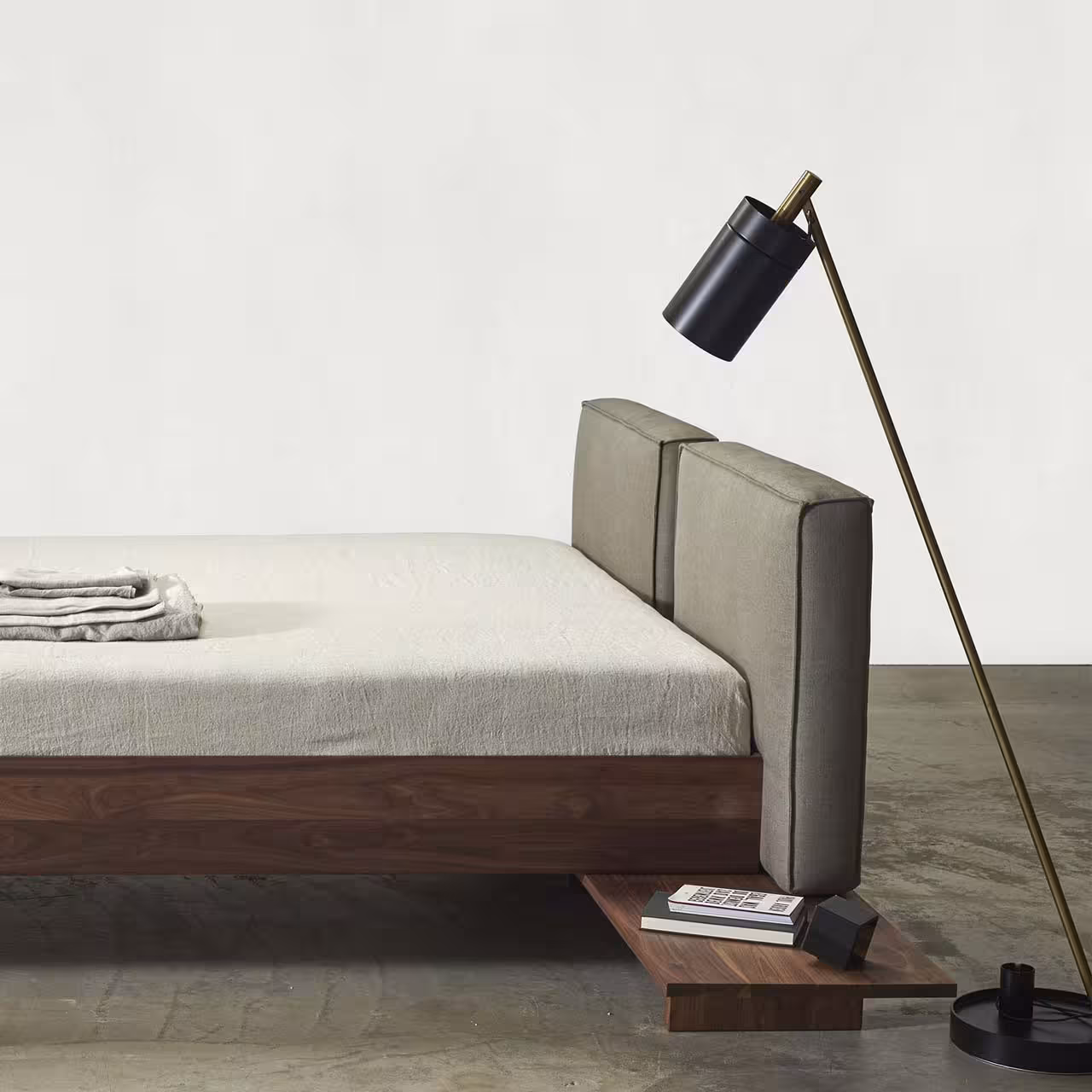 Holzbett B15 braun mit grauem Kopfteil 