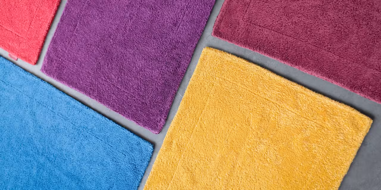 Bunte Frottier-Badematten nebeneinander liegend