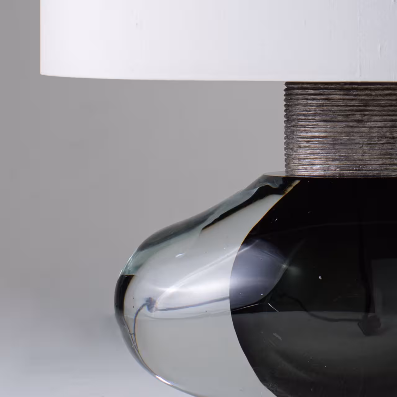 Tischleuchte Cologne mit schwarzem Glasfuß und grauem Schirm Detail