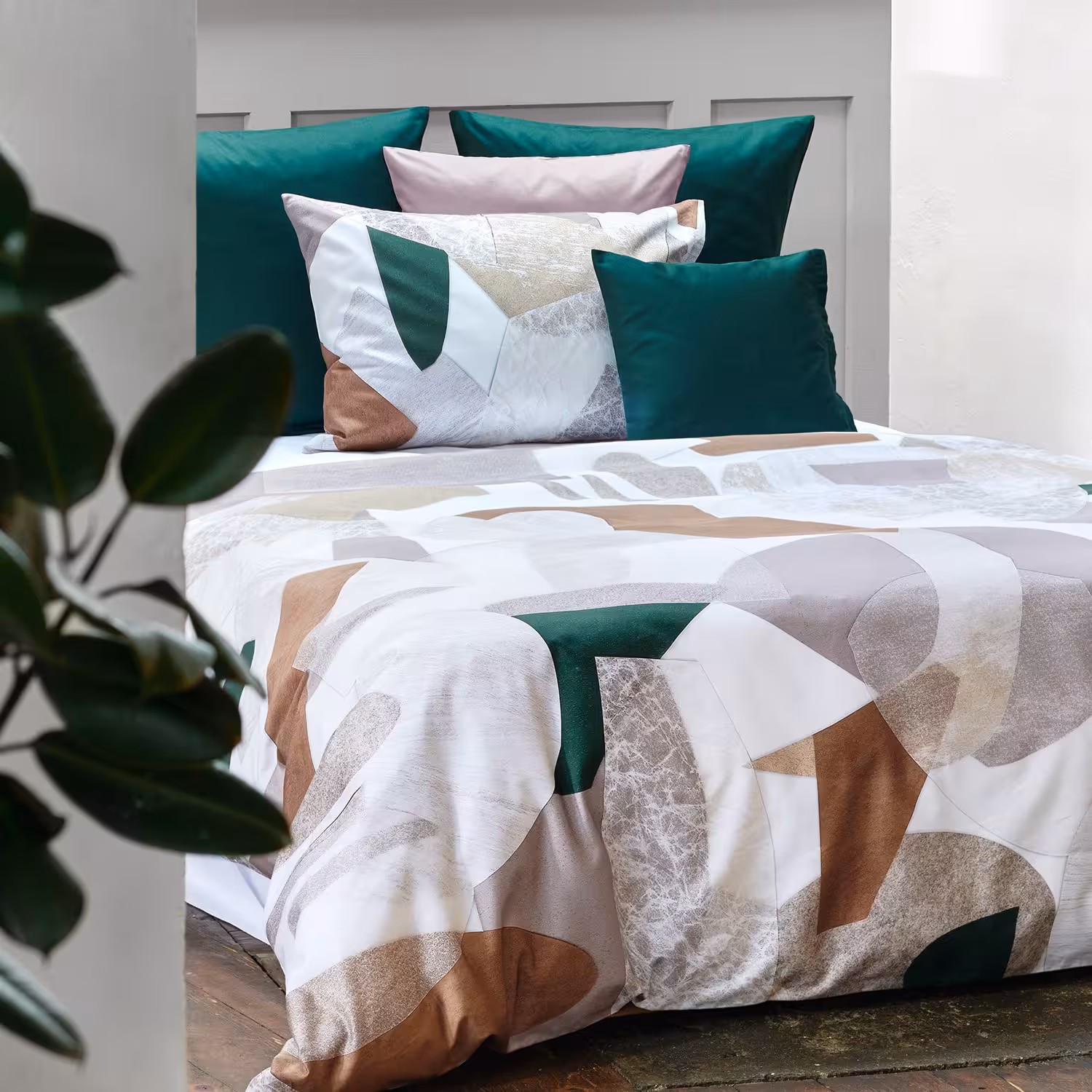 Bettwäschegarnitur Unique mit abstraktem Muster in beige braun und grün auf Bett