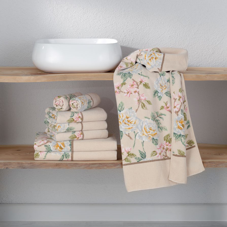 Handtücher Vanilla Rose beige mit rosa Blumenmuster in Regal dekoriert