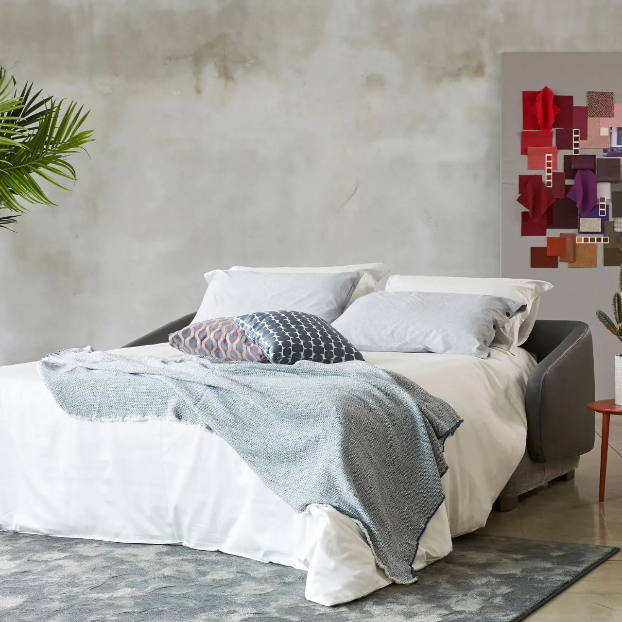 Schlafsofa Vivien graubeige ausgeklappt in Wohnzimmer 