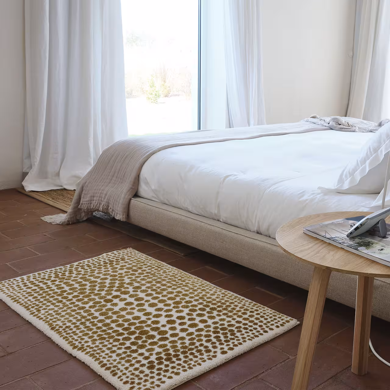 Badteppich Dolce creme mit goldenen Punkten in Schlafzimmer