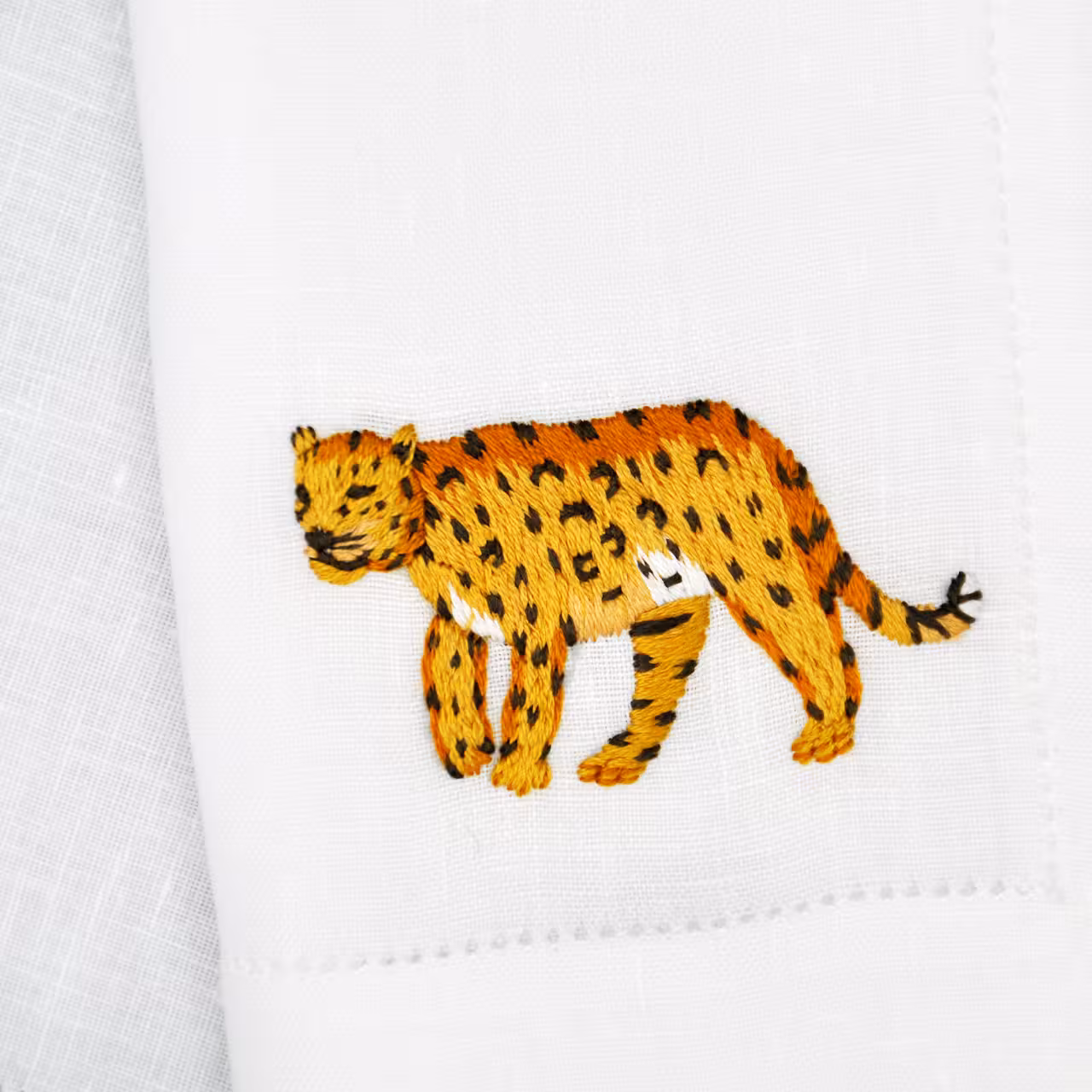 Tischwäsche-Serie Afrika Stickerei auf weiß Leopard Detail