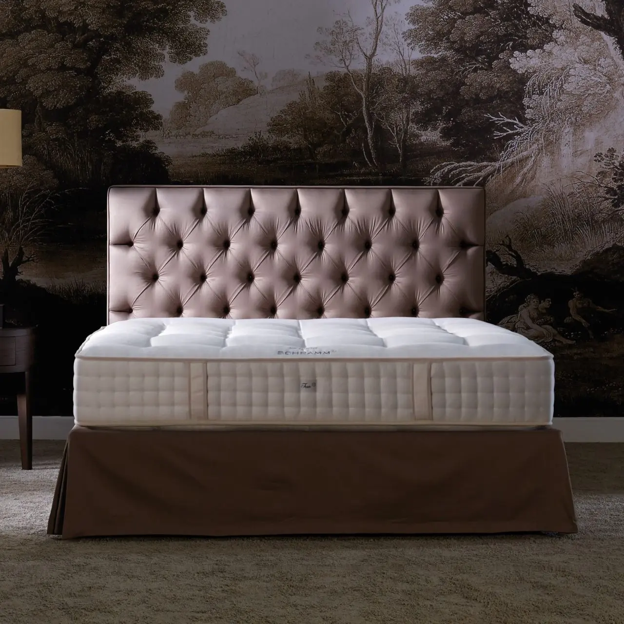Polsterbett Origins mit braunem Bezug und Matratze in Schlafzimmer
