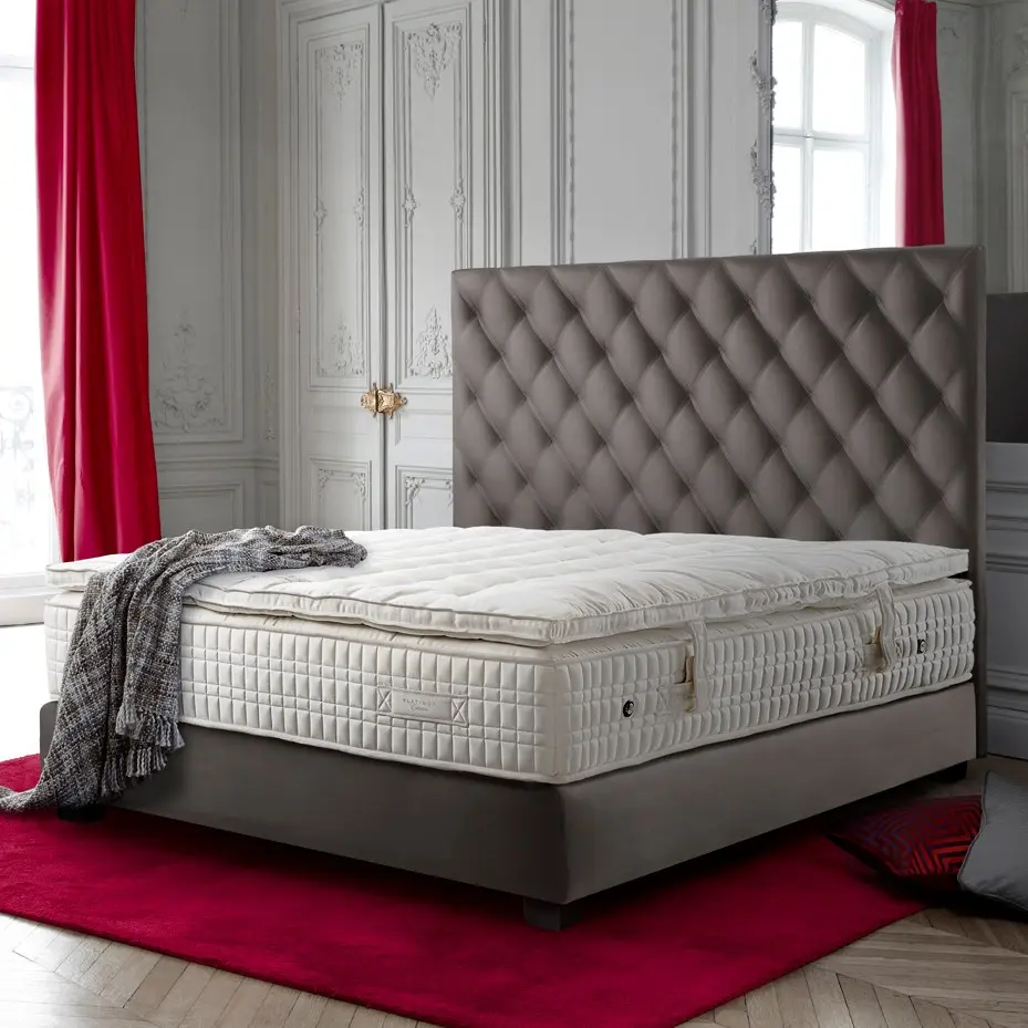 Braunes Bett mit Diamantsteppung