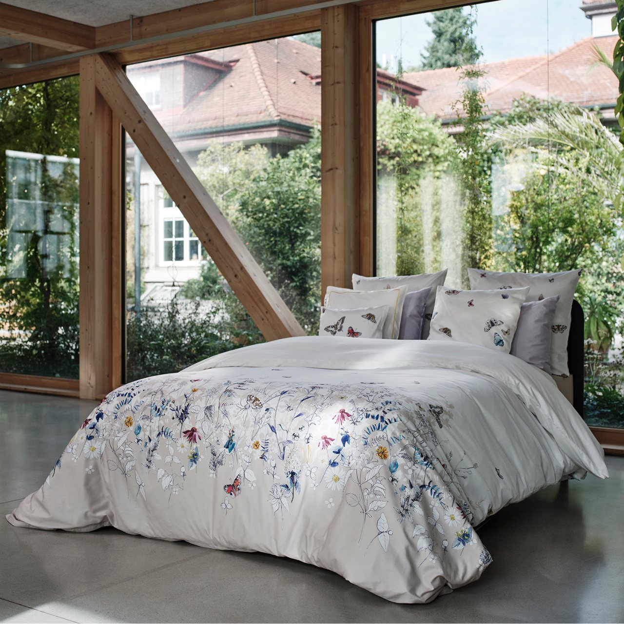 Bettwäsche, Frühlingsmuster, Blumenmuster, Kissenbezüge, Weißgrau, Bettwäsche Aviva von Christian Fischbacher - Lifestyle
