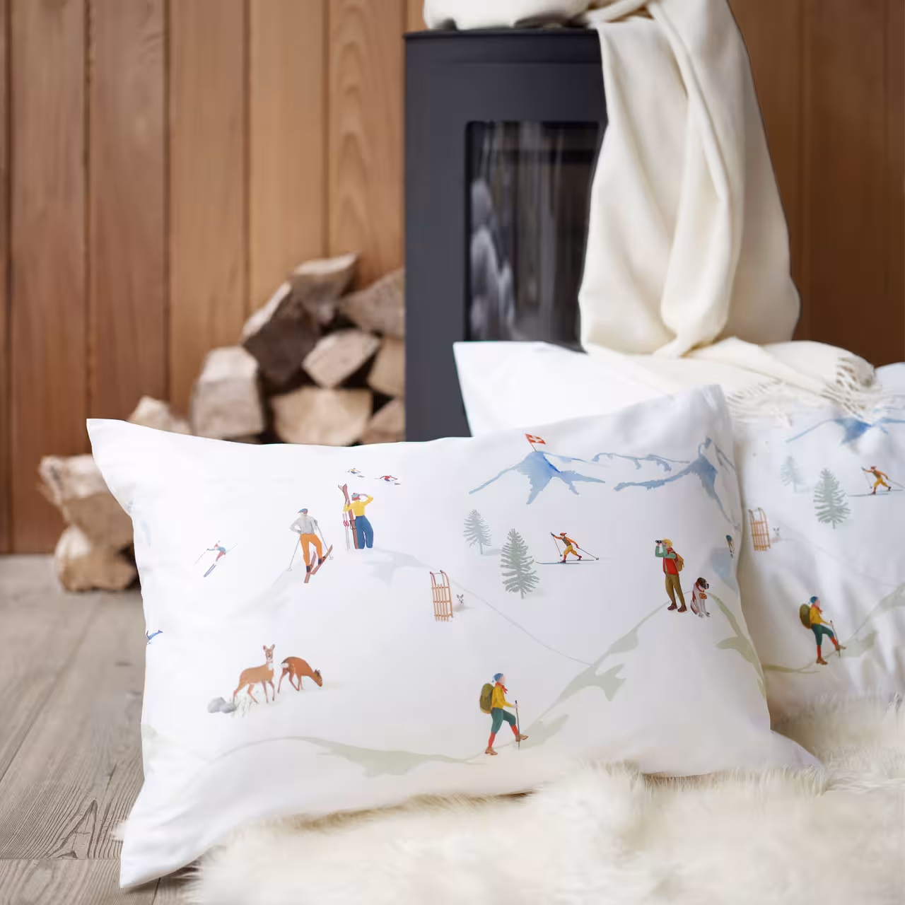 Kissenbezug Alpina weiß mit bunten Illustrationen auf Bett in Schlafzimmer 