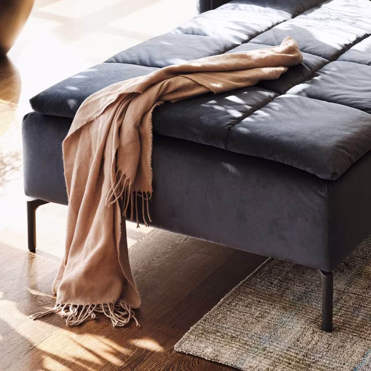 Daybed Remy grau Detail in Wohnzimmer