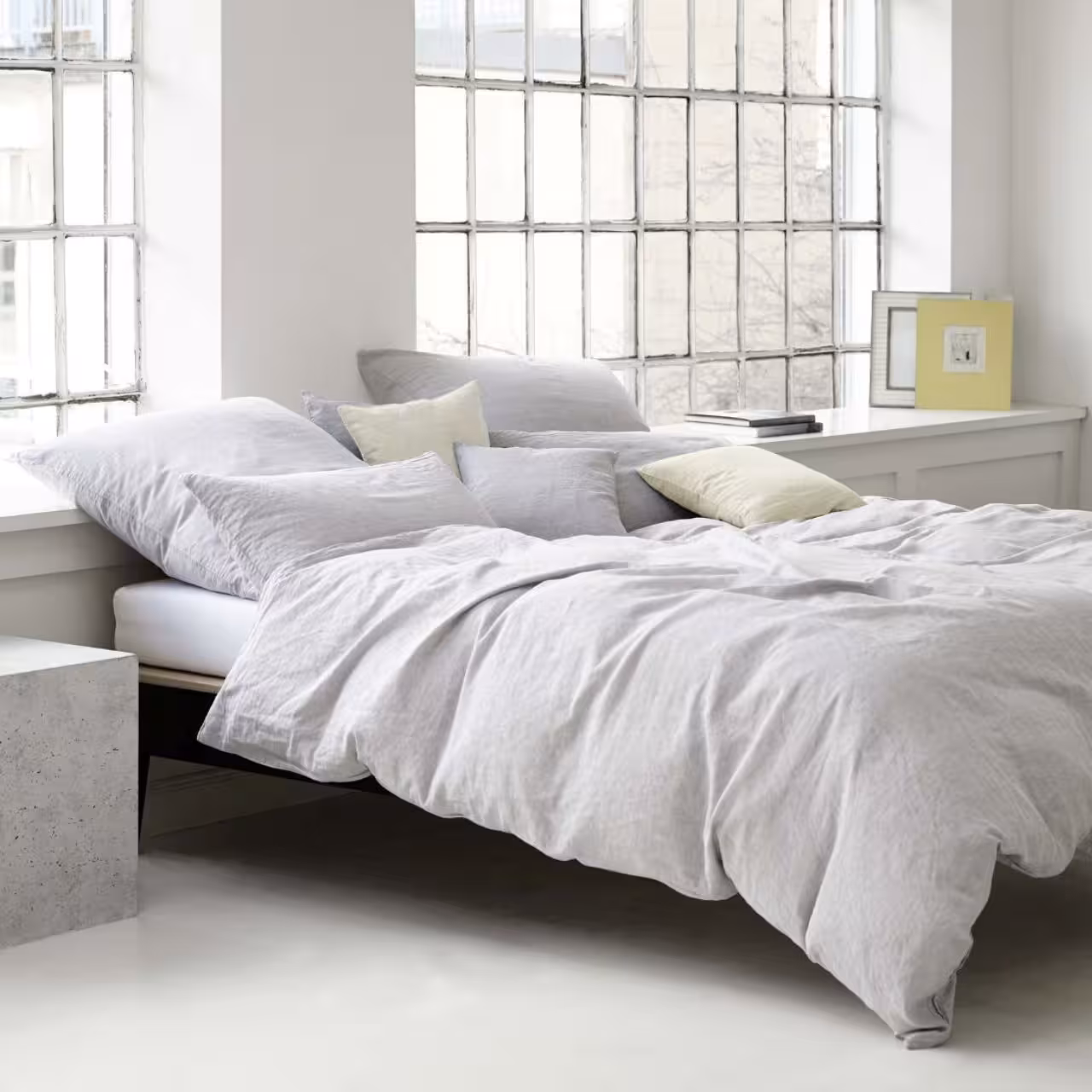 Großes Bett in Loftwohnung weiß