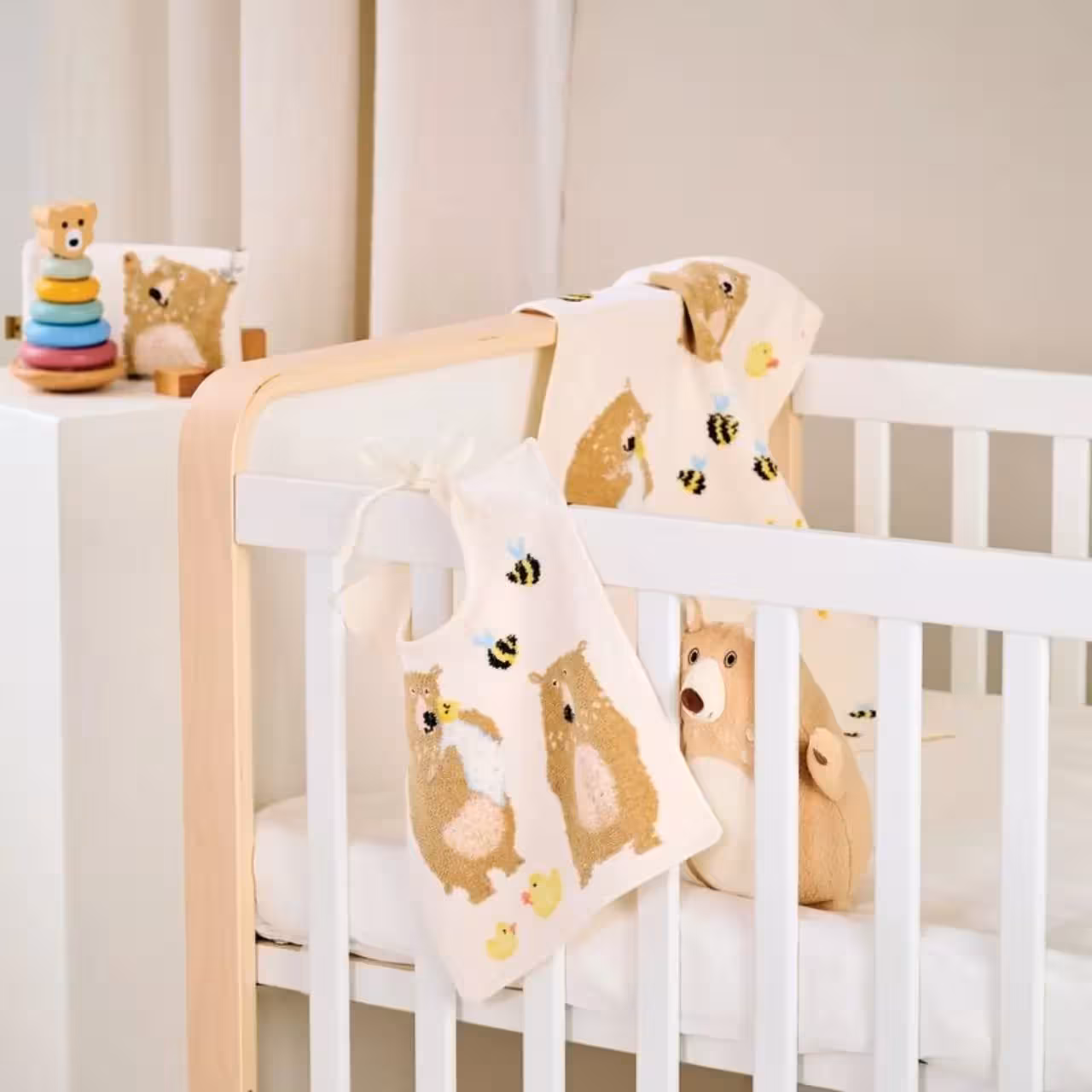 Chenilleserie Ben Baer Family dekoriert in Kinderbett