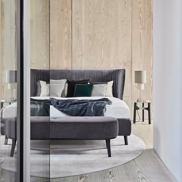 bett, schlafzimmer, kopfteil, grau, runder-teppich, Bettbank Polo vor Bett in grau