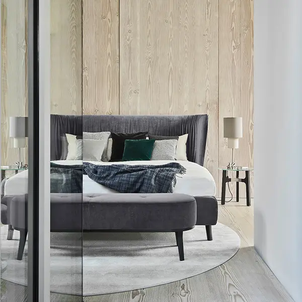 bett, schlafzimmer, kopfteil, grau, runder-teppich, Bettbank Polo vor Bett in grau