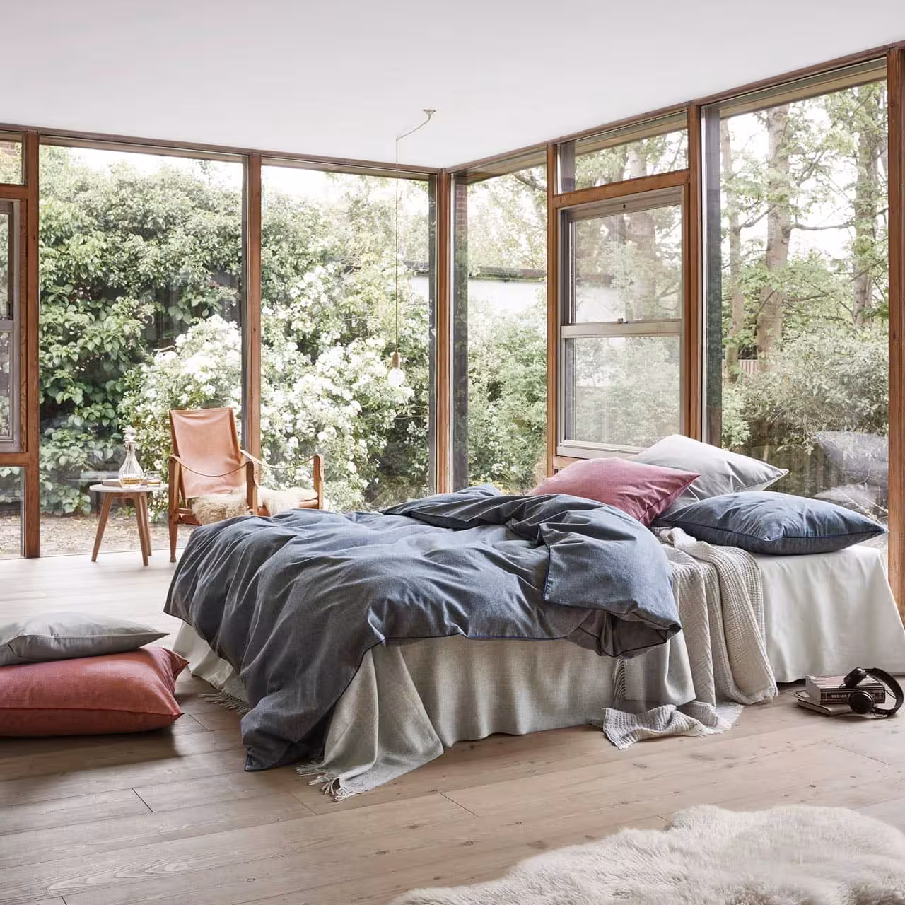 Bettwäschegarnitur Pepe in Schlafzimmer mit Blick in den Garten