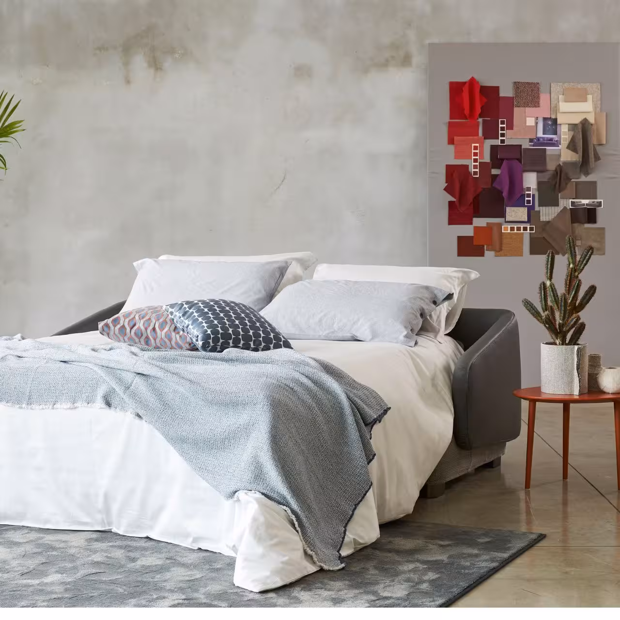 Ausgeklapptes Milano Bedding Schlafsofa in hellen Grautönen