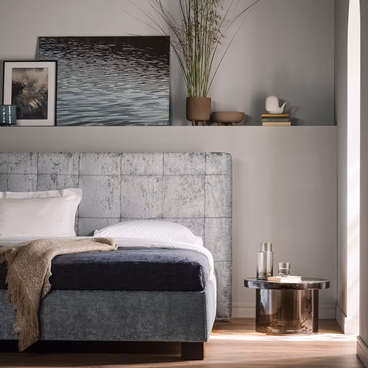 Polsterbett Gala grau in Schlafzimmer