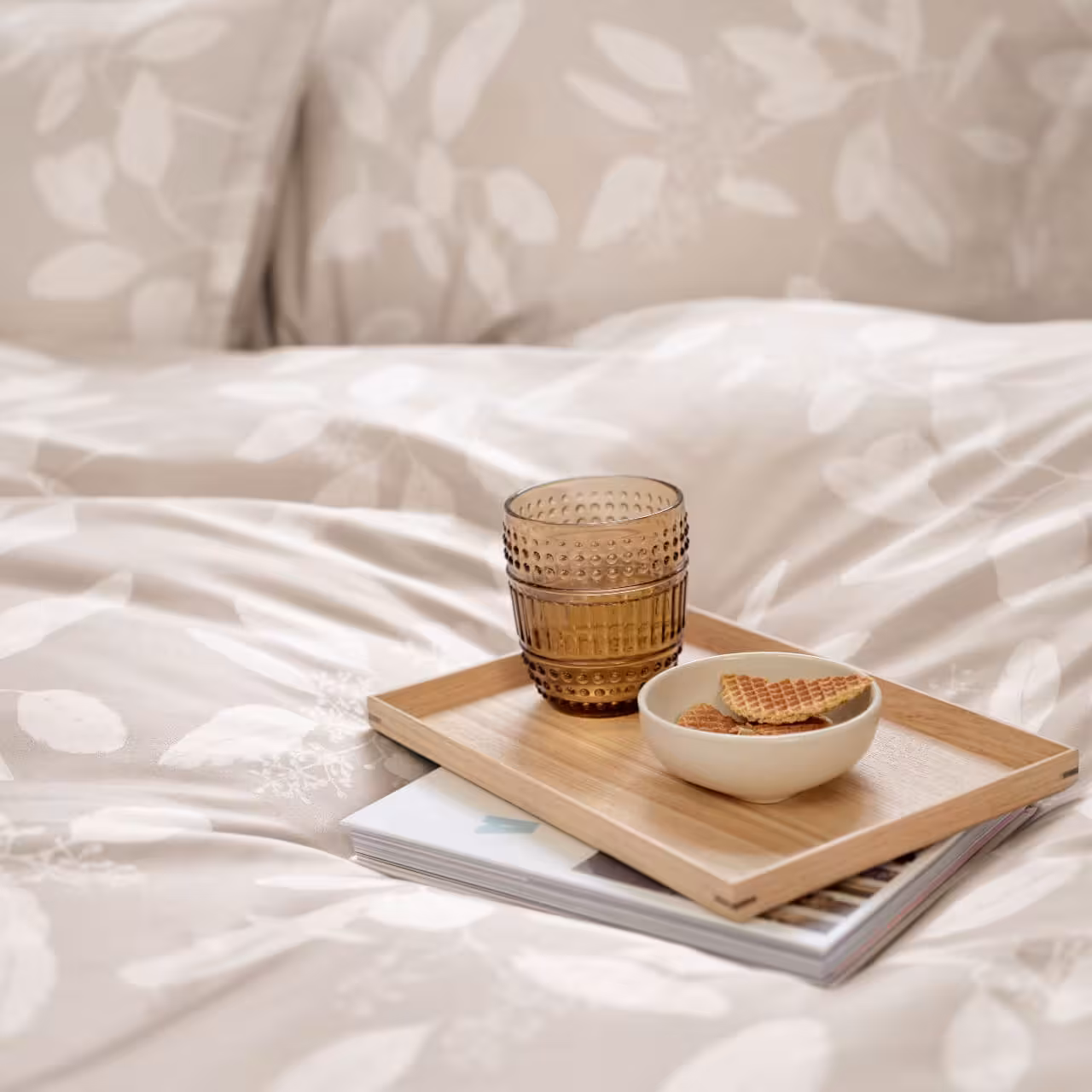 Garnitur Omeo beige mit Blattmuster Detailaufnahme mit Tablett