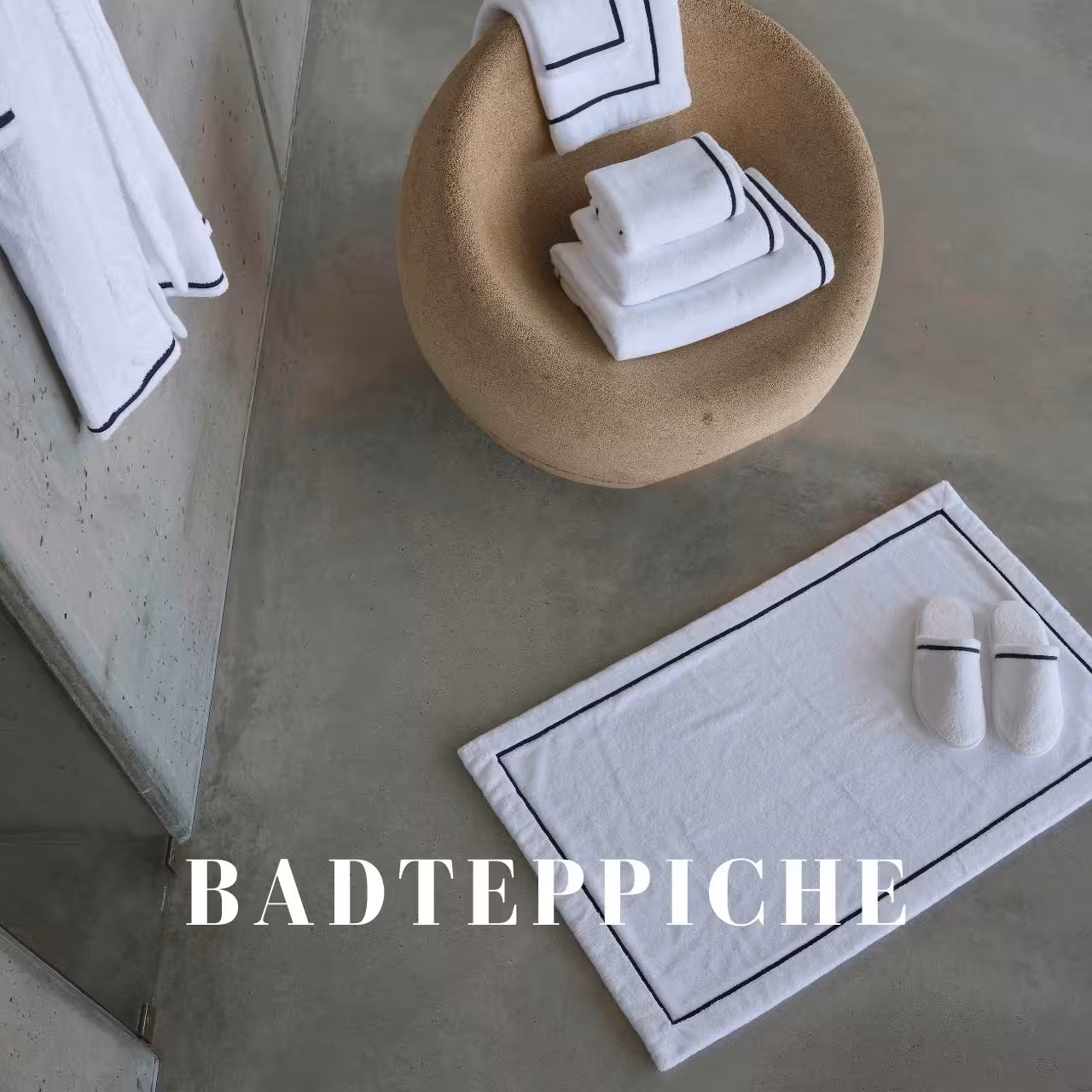 Weißer Badteppich mit Slippern