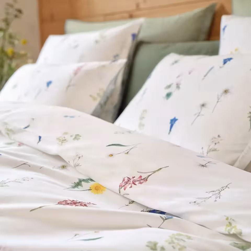Bettwäschegarnitur Flurina bunte Blumen auf weiß in Schlafzimmer Detail