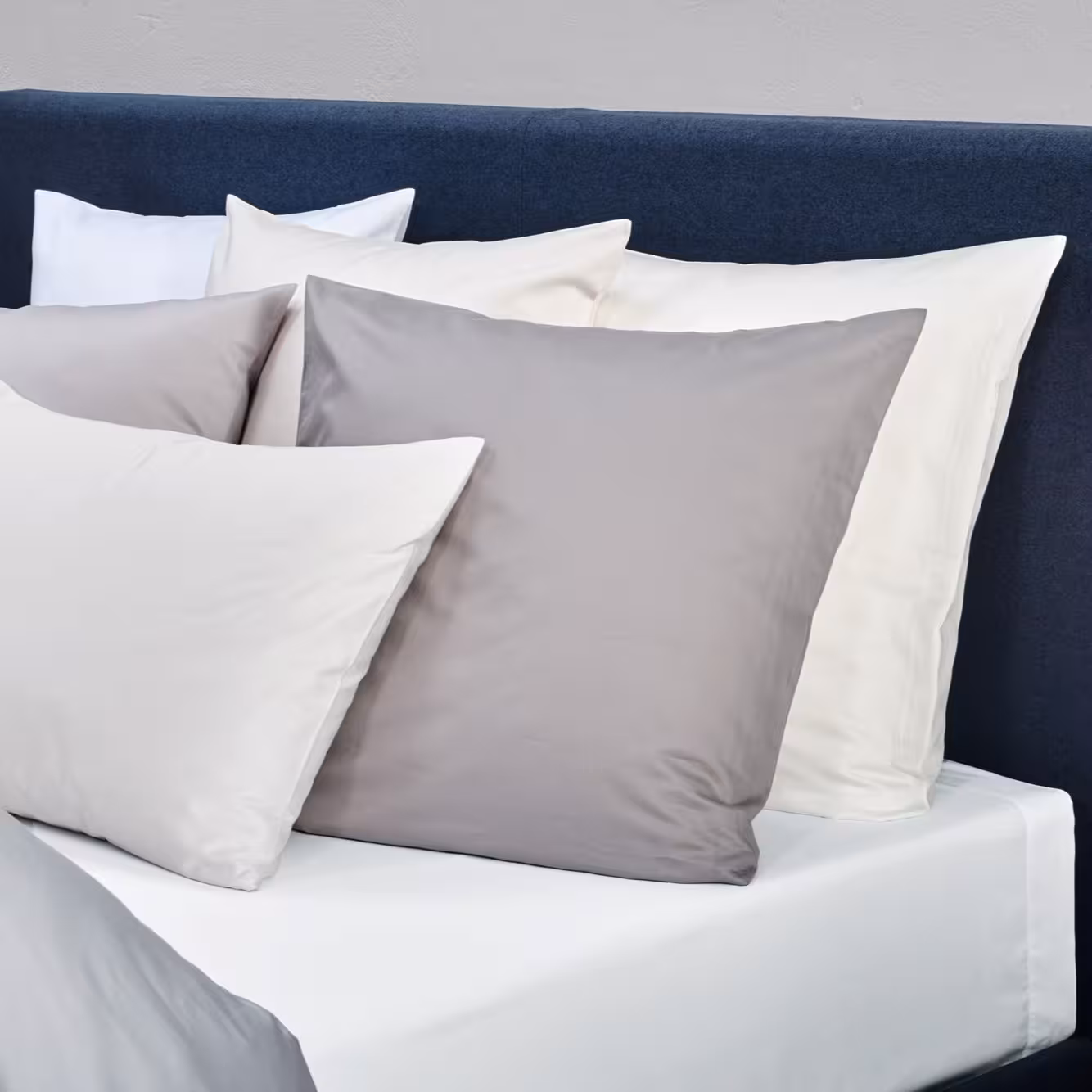 Bettwäschegarnitur Satin Uni verschiedene Farben auf Bett in Schlafzimmer
